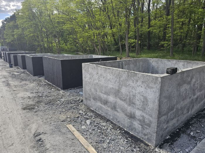 Plac produkcyjny z szambami betonowymi Łomianki gotowymi do transportu